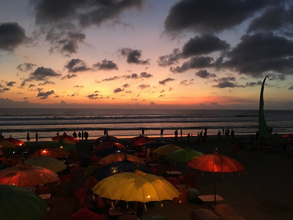 Seminyak_Beach_at_sunset