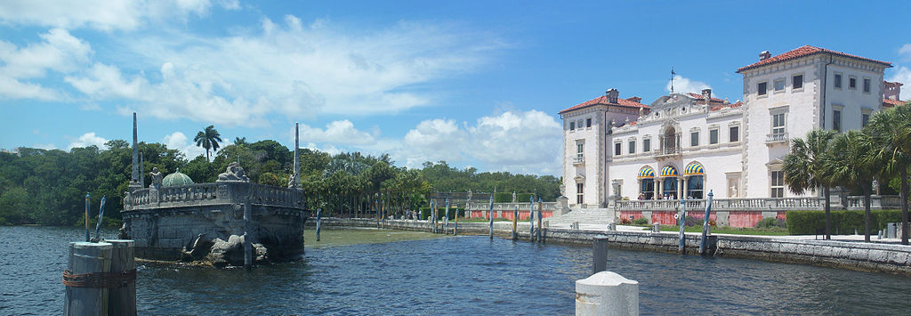 Vizcaya_mansion_and_barge_pan